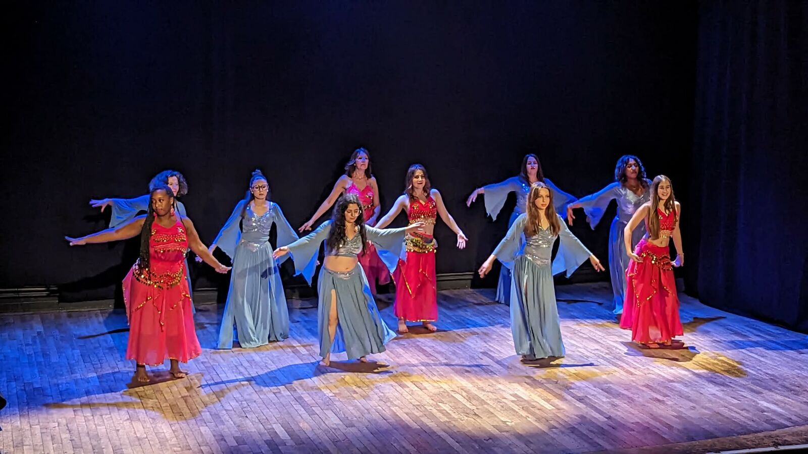 🎄✨ Gala de Noël : magie et rythmes de la danse orientale avec Farah Oriental !