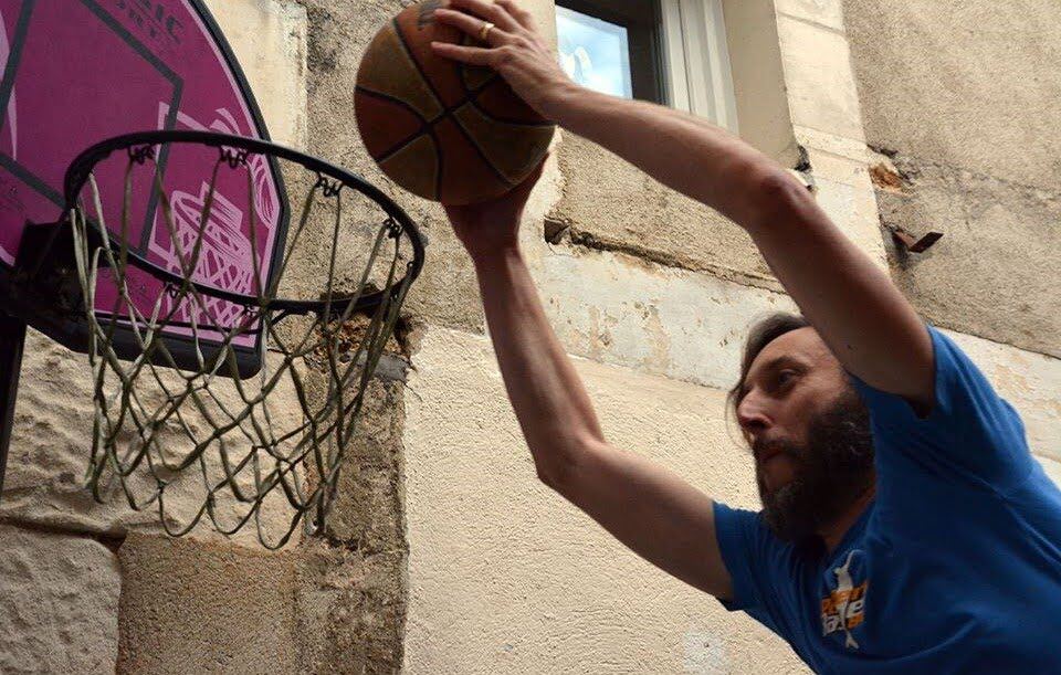 Sur un terrain de basket, il se passe toujours quelque chose, quelque soit le niveau."