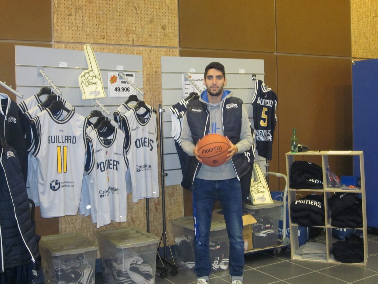 "Je tiens donc la boutique les soirs de match pour..."